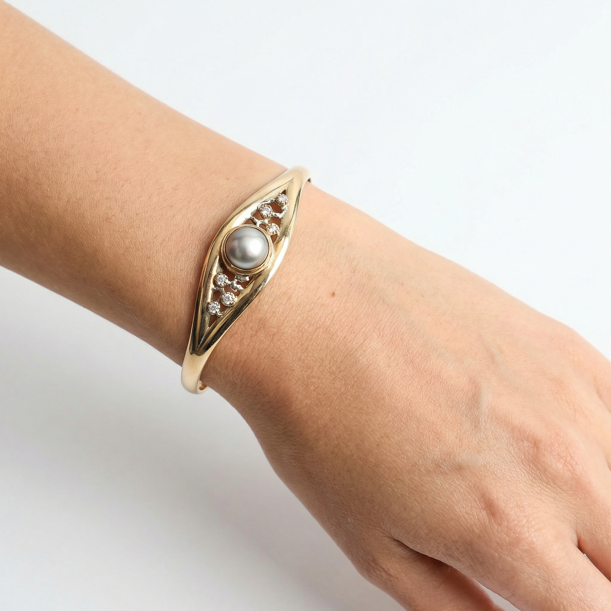 Coral Bay Jewels - Abrolhos Pearl & Diamond Cuff Bangle