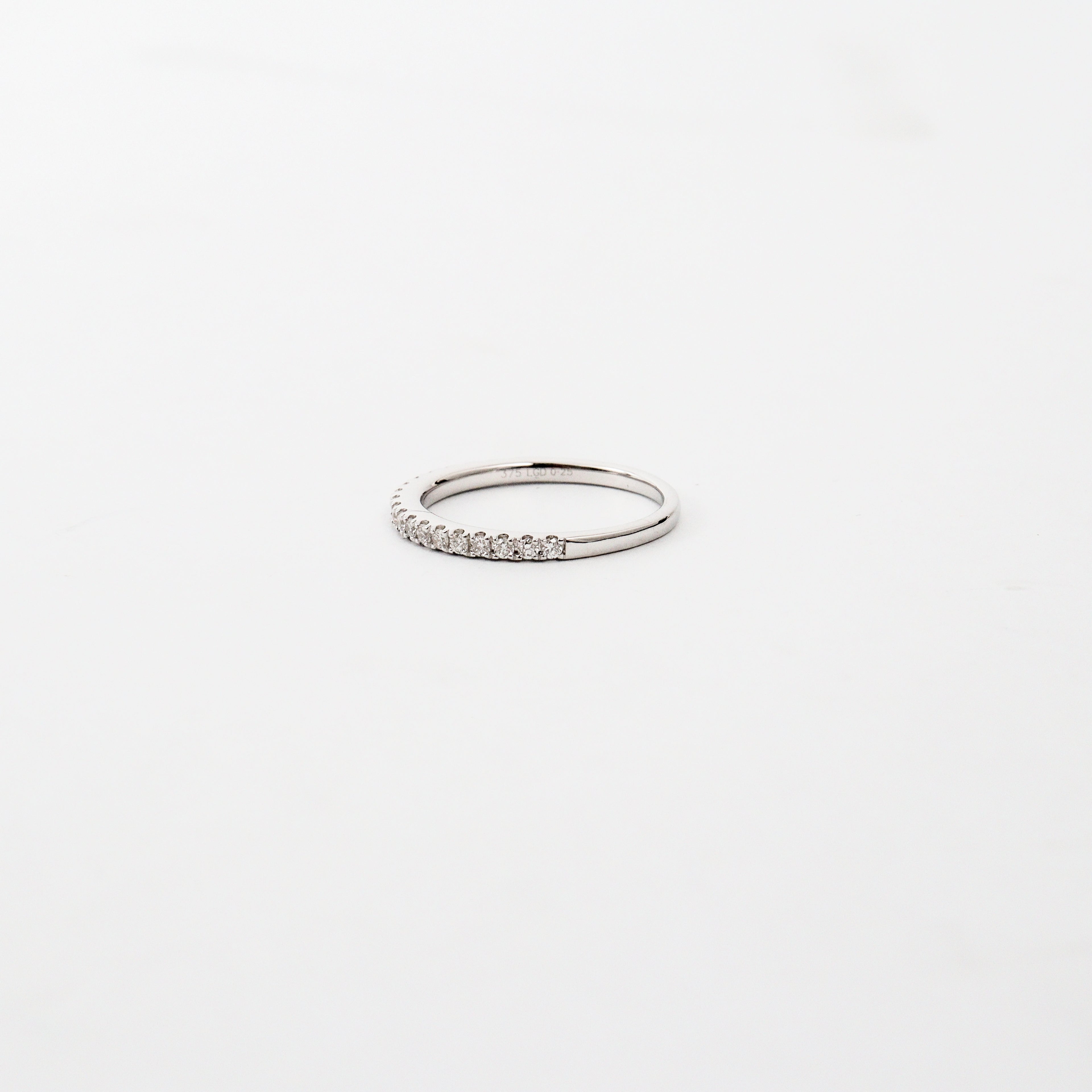 Leon Baker – White Gold Lab Diamond Claw Set Band