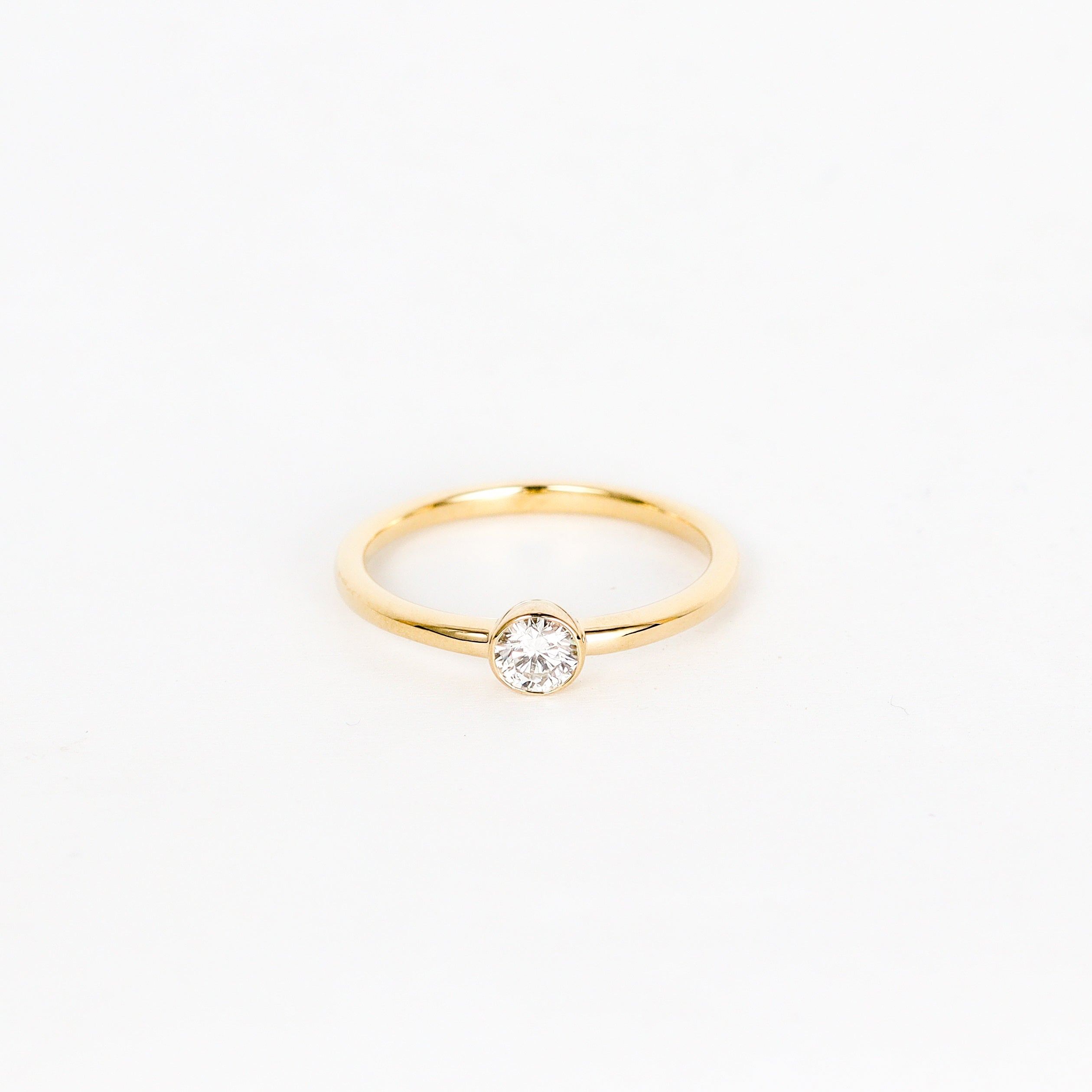 Leon Baker - 9kyg Lab-Grown Diamond Bezel Ring