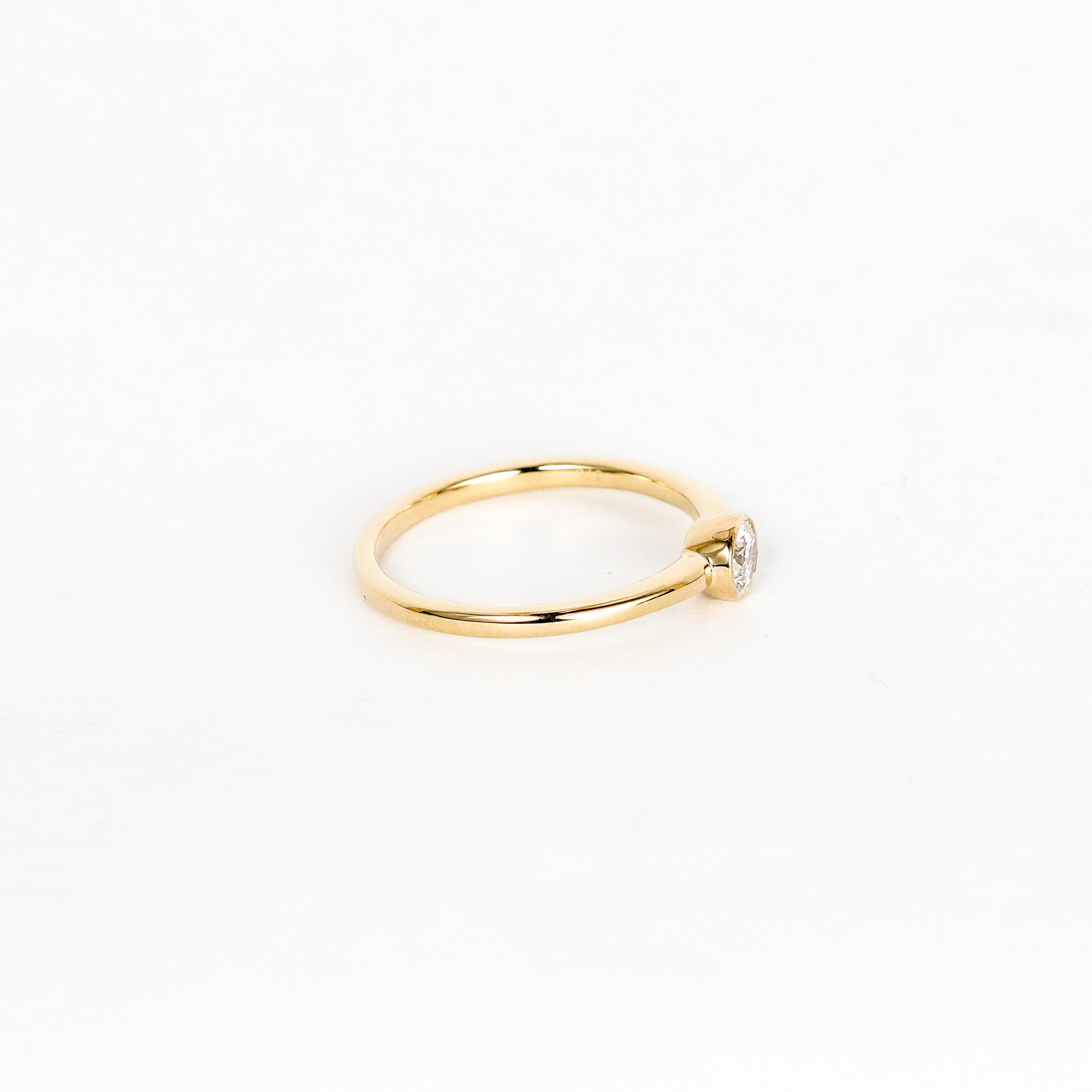 Leon Baker - 9kyg Lab-Grown Diamond Bezel Ring