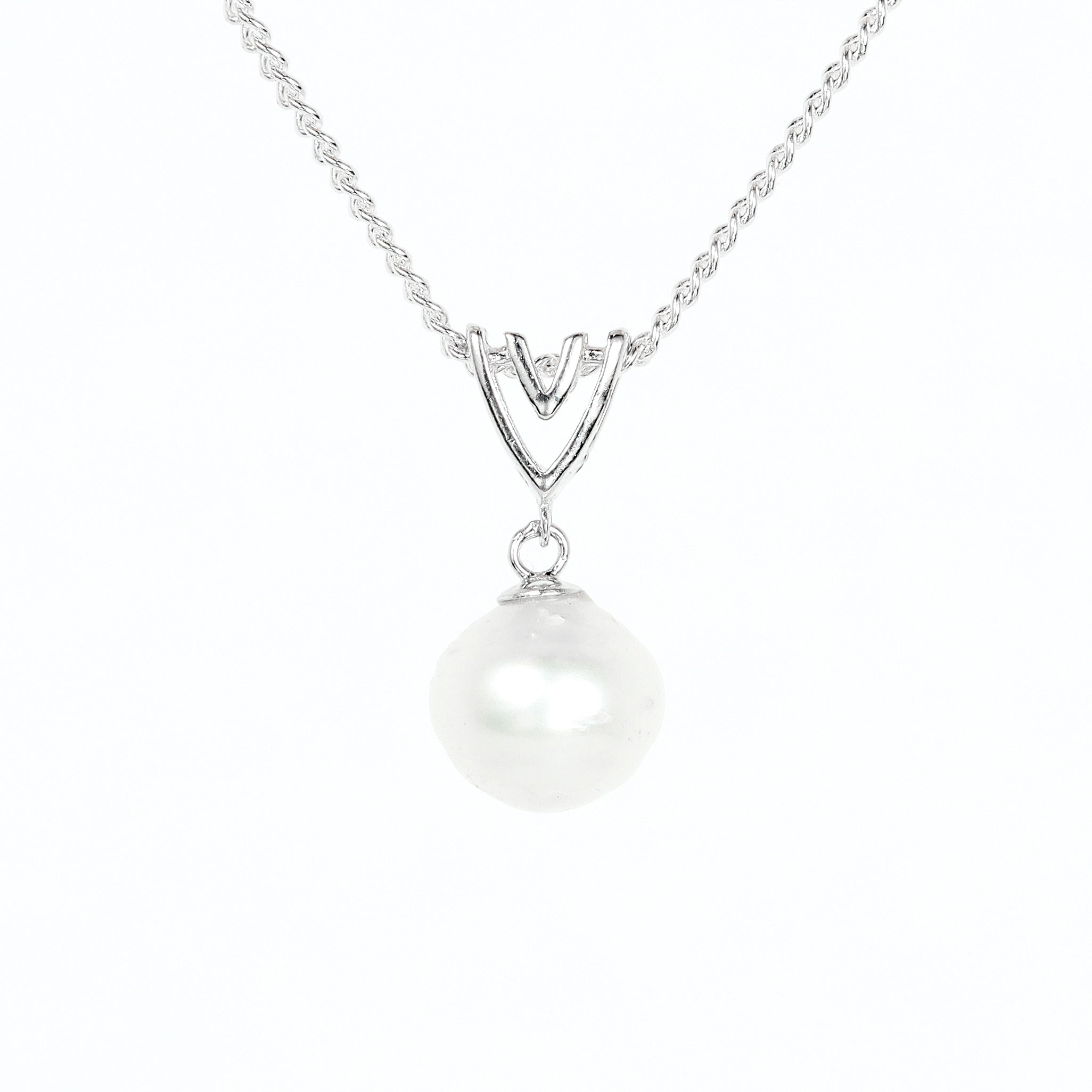 Leon Baker – Dainty Broome Pearl Pendant with V Design