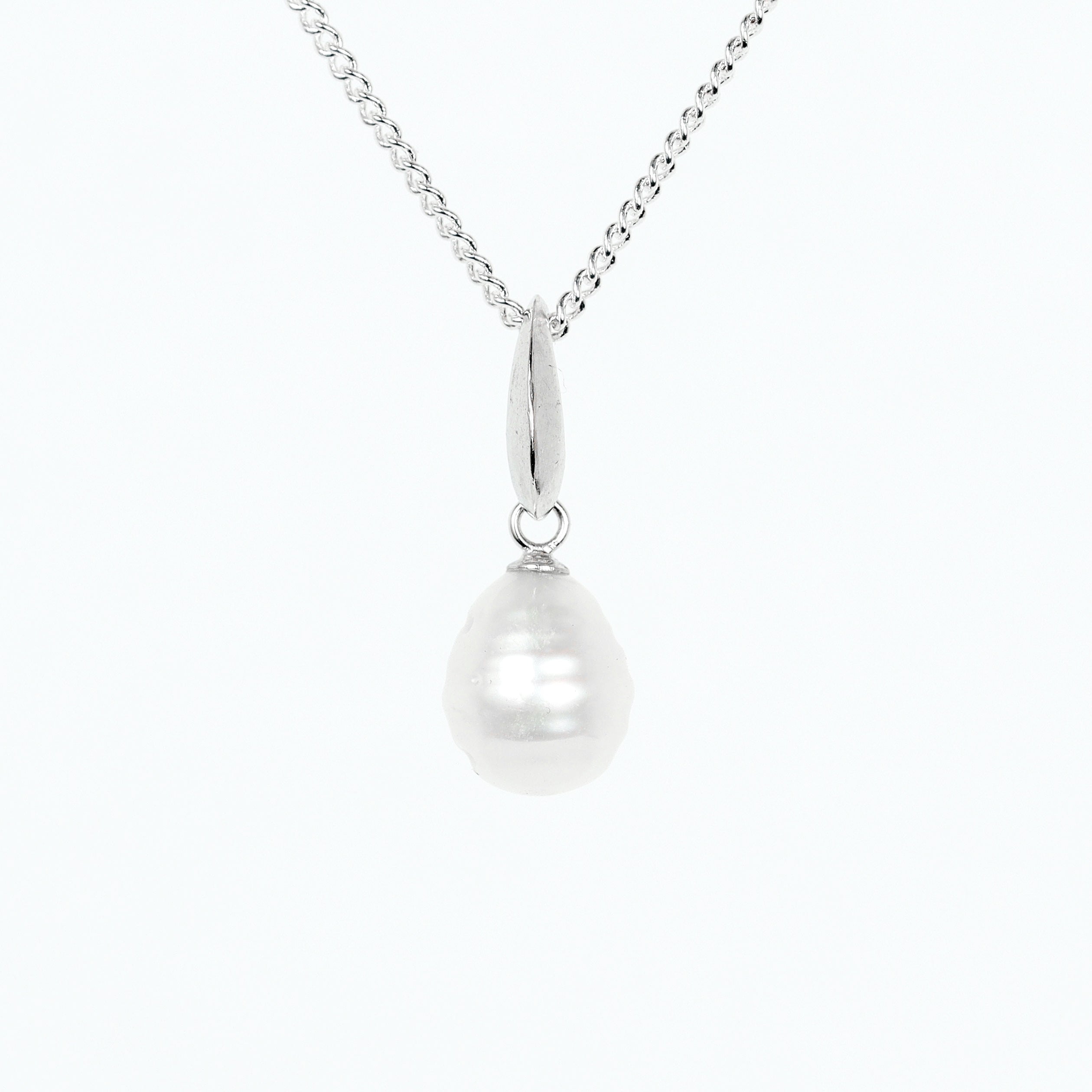 Leon Baker – Dainty Broome Pearl Pendant With A Pointy Bale